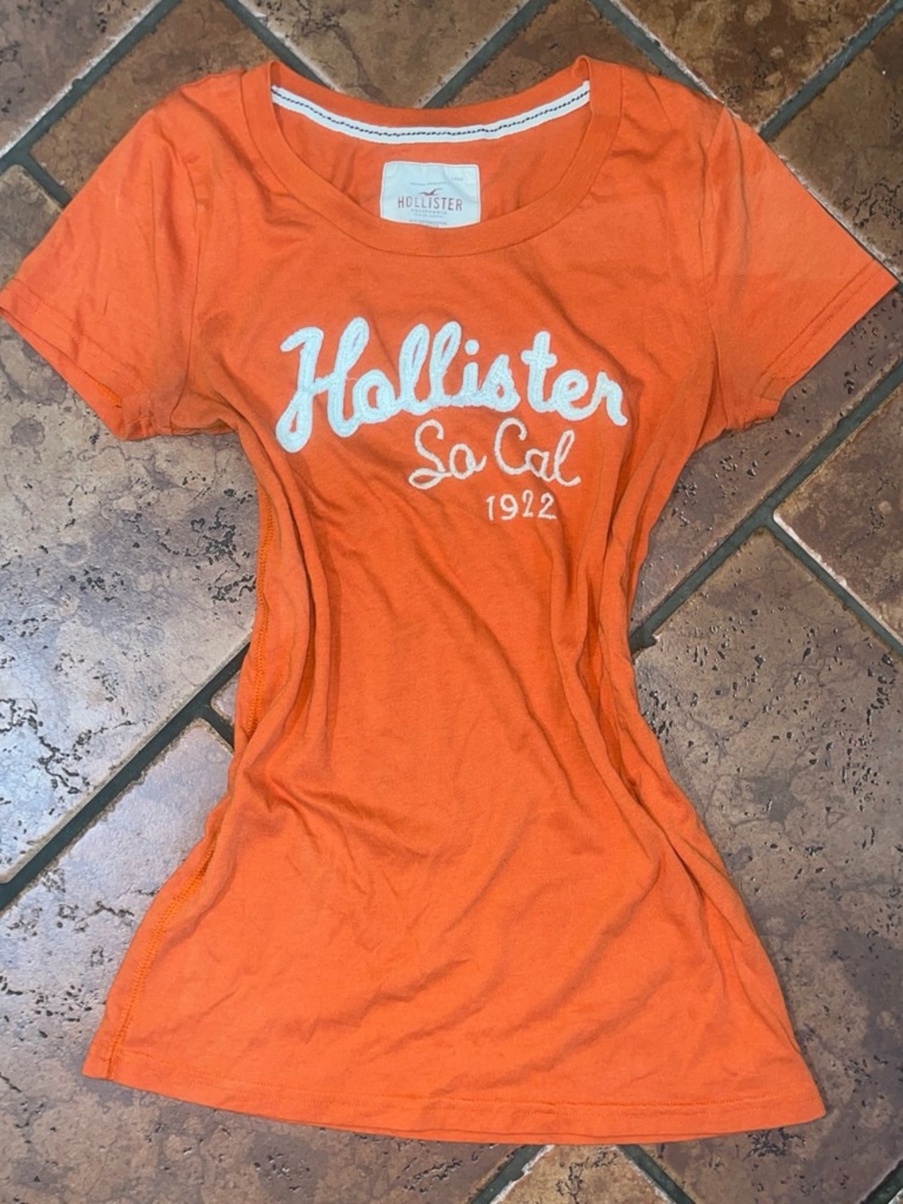 Hollister Women's Orange 'So Cal 1922' Short Sleeve Logo Tee